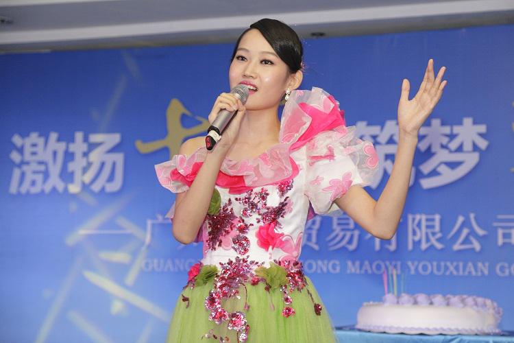 慶生儀式，女歌手領唱明天會更好